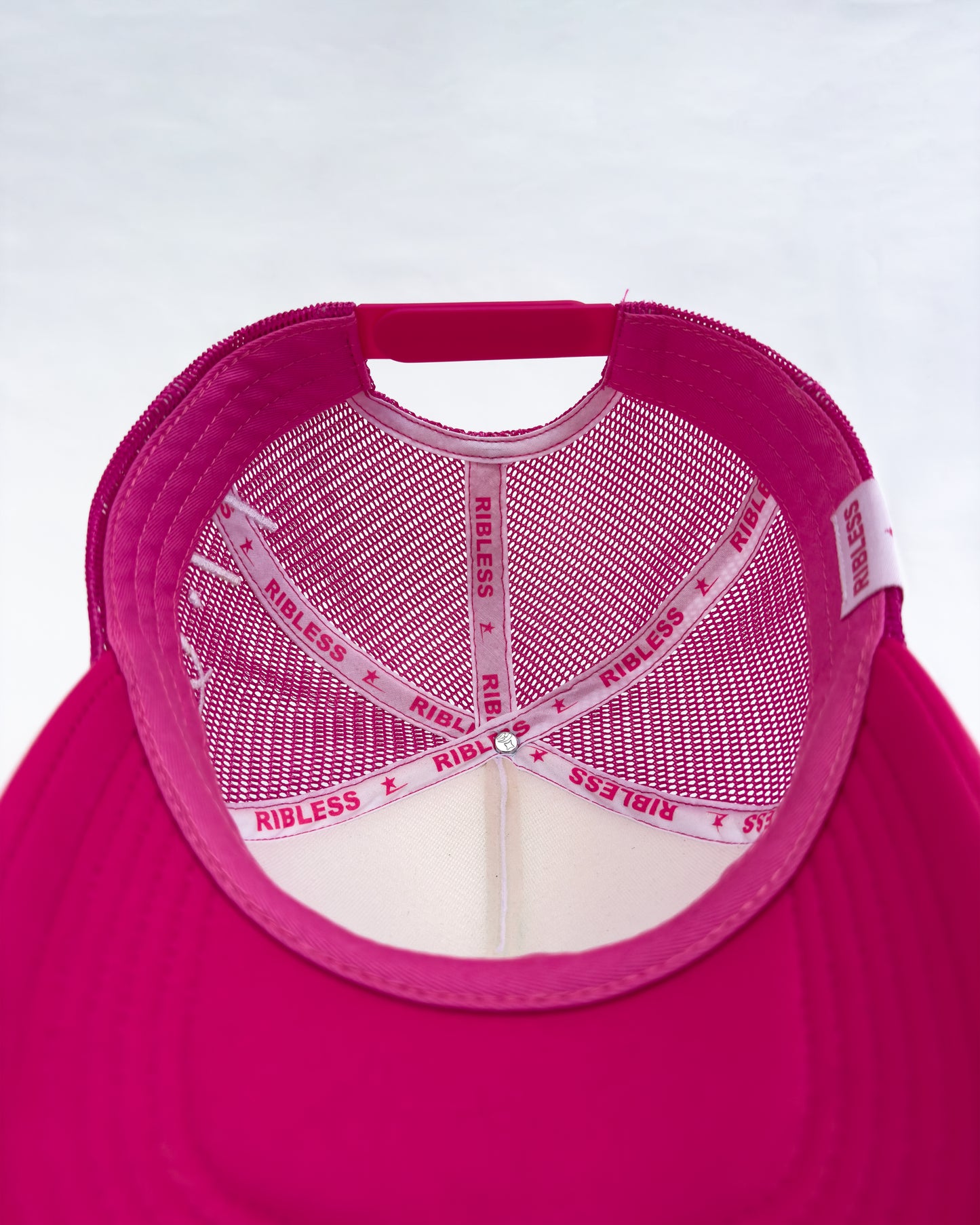 Ribless trucker cap