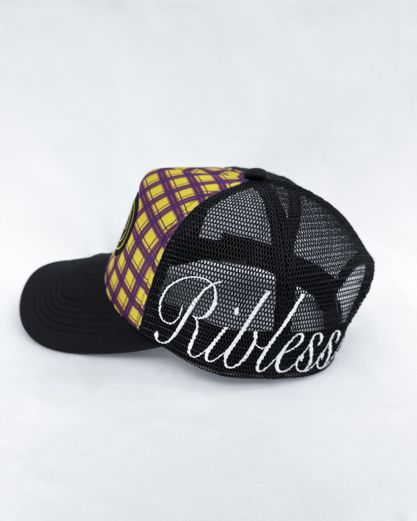 Ribless trucker cap
