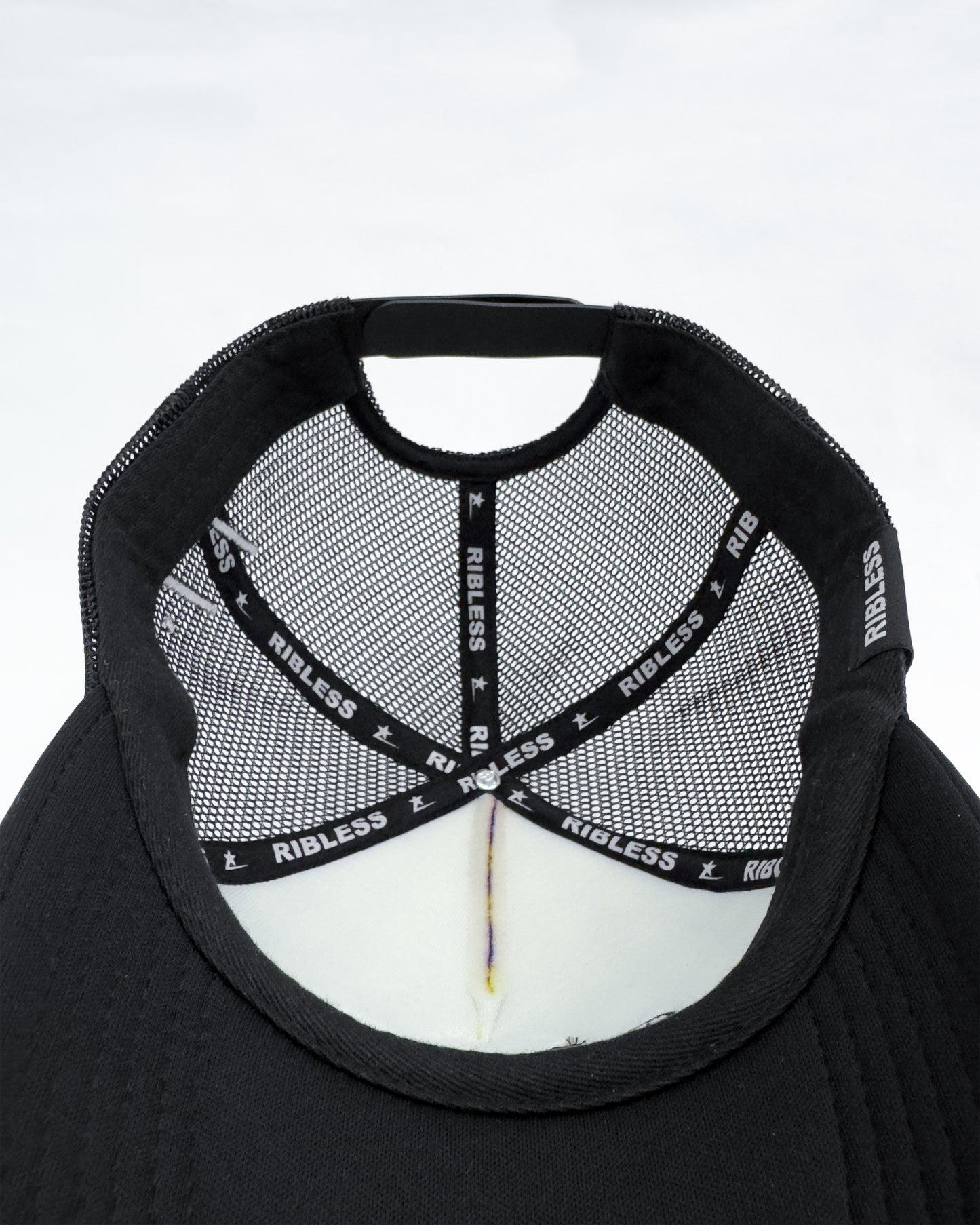 Ribless trucker cap